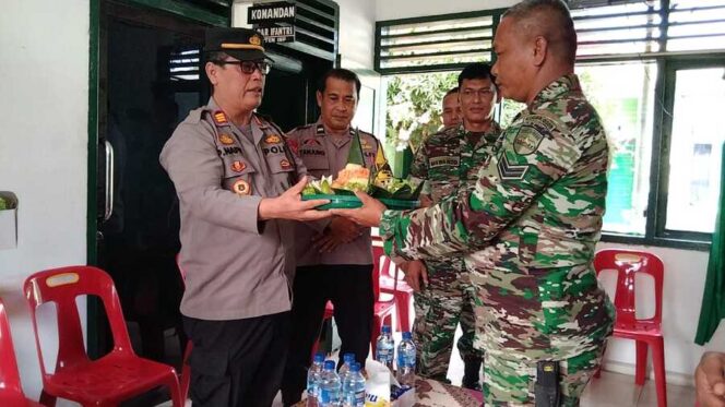 
					Koramil 05/BD Kodim 0209/LB menerima kunjungan istimewa dari Polsek Aek Natas, Minggu (05/10/2025)
