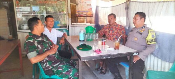 
					Babinsa Serka Ediman Sipangkar bersama personel Polsek Kualuh Hulu melaksanakan kegiatan Komsos bersama warga binaan, Minggu (05/10/2025)
