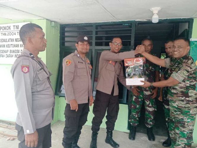 
					Jajaran Polsek Panai Hilir yang dipimpin oleh Kanit Binmas Ipda J. Sitanggang bersama dua personel datang langsung memberikan ucapan selamat dan kejutan sederhana di Makoramil 03/Sei Berombang, Minggu (05/10/2025)