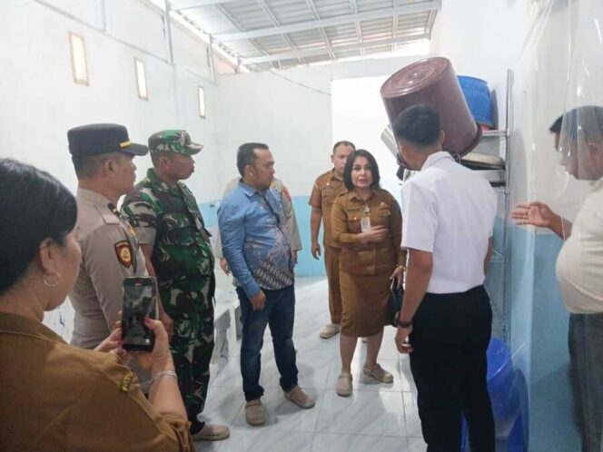 
					Babinsa Koramil 13/AN Kodim 0209/LB Serda Agus Susanto mendampingi pelaksanaan Launching Program MBG (Makan Bergizi Gratis) di Desa Pematang Seleng, Senin (06/10/2025)