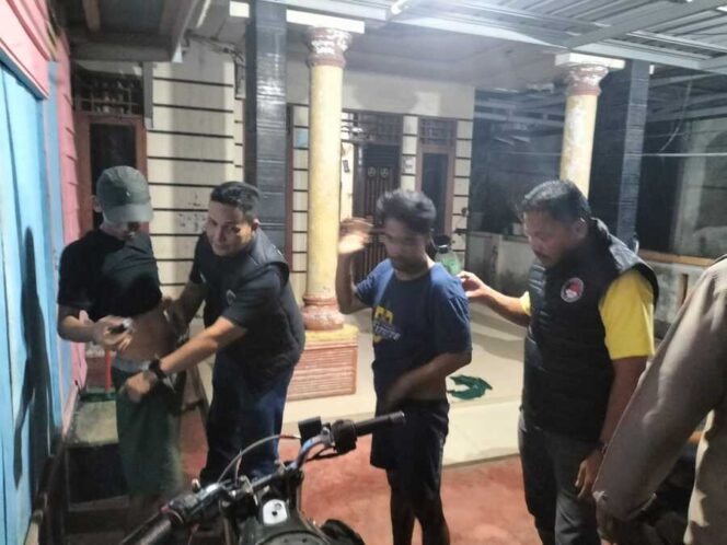 
					Personel gabungan Polsek Panai Hilir bersama Sat Narkoba Polres Labuhanbatu melakukan operasi Gerebek Sarang Narkoba, Sabtu (04/10/2025) 