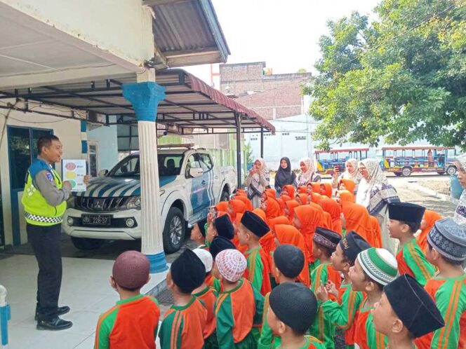 
					Unit Lantas Polsek Kualuh Hulu hadir di TK IT Al-Muzammil Aek Kanopan, Rabu (08/10/2025), untuk mengajak anak-anak mengenal pentingnya keselamatan di jalan raya