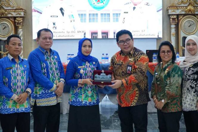 
					Bupati Labuhanbatu, dr. Hj. Maya Hasmita, Sekretaris Daerah Kabupaten Labuhanbatu, Ir. Hasan Heri Rambe bersama Kepala Kantor Regional VI BKN Medan, Dr. Janry H.U.P Simanungkalit