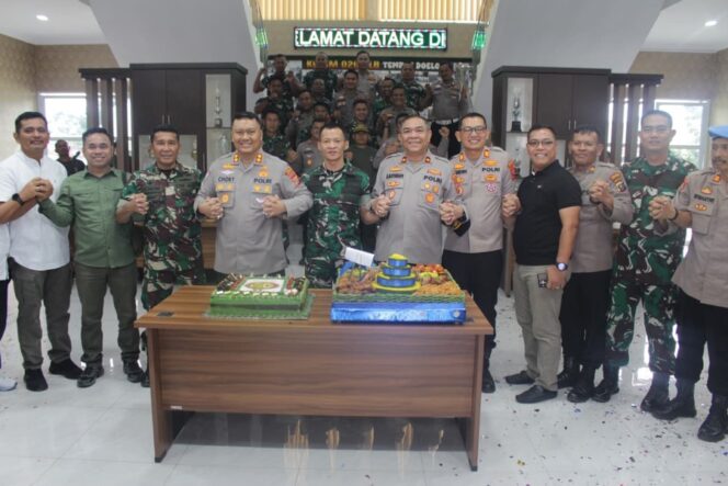 
					Dandim 0209/LB Letkol Inf Yudy Ardyan Saputro, S.I.P., mendapat kejutan spesial dari Kapolres Labuhanbatu AKBP Choky Sentosa Meliala, S.I.K., S.H., M.H., 