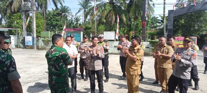 
					Komandan Koramil 01/Aek Kanopan Mayor Inf Parlindungan Sinaga, S.H. menerima kunjungan istimewa dari jajaran Forkopimca Kualuh Hulu, Selasa (07/10/2025)