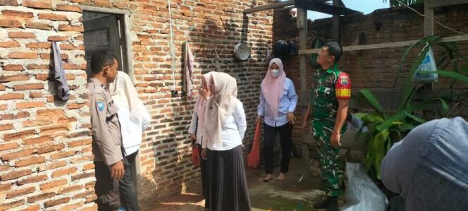 
					Babinsa Koramil 07/AKB Serma Endi Espana, bersama Bhabinkamtibmas Aipda S. Tampubolon dan Kepala Puskesmas Kampung Pajak Andryani Lim, SKP mengunjungi warga yang menjadi korban hujan deras disertai angin kencang pada Rabu sore (08/10/2025)
