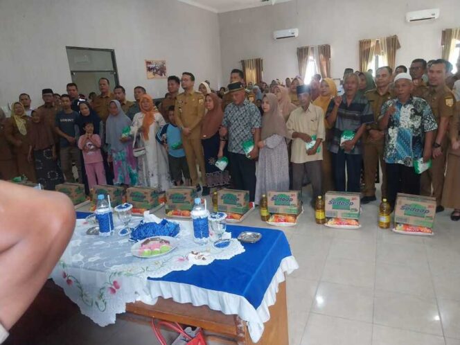 
					Pemberian paket sembako kepada masyarakat penerima manfaat oleh Bupati Labuhanbatu Selatan Fery Sahputra Simatupang, S.H., Senin (13/10/2025)