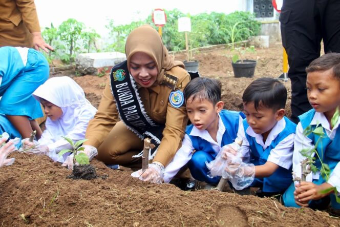 
					Bunda PAUD Labuhanbatu, dr. Hj. Maya Hasmita, Sp.OG., MKM., bersama TK Negeri (TKN) Pembina Rantauprapat, Jalan Dewi Sartika, Urung Kompas, Kecamatan Rantau Selatan, pada Senin (13/10/2025)