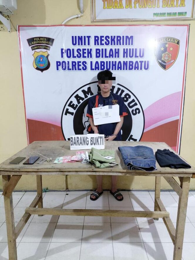 
					Tersangka DWS (25) alias Deden bersama barang bukti yang berhasil diamankan