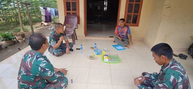 
					Danramil 05/BD Kapten Inf Sabar Ifantri Simanjuntak menjenguk salah satu anggotanya yang tengah sakit di Desa Gunung Melayu, Selasa (14/10/2025)