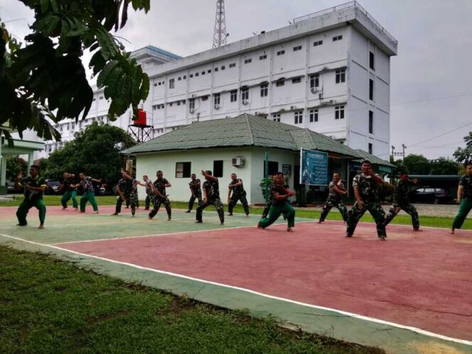
					Latihan Pencak Silat Militer (PSM) di Makoramil 11/KP, Jalan Istana, Kelurahan Kotapinang, Selasa (14/10/2025)