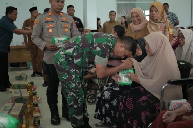 
					Danramil 11/KP Mayor Inf Hendra Gunawan mewakili Dandim 0209/LB menghadiri kegiatan bimbingan sosial, Selasa (14/10/2025)