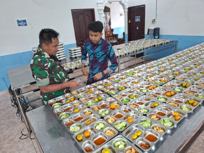 
					Babinsa Koramil 08/RP Kodim 0209/LB, Serda Dyan, melaksanakan peninjauan dapur produksi Makan Bergizi Gratis (MBG), Rabu (15/10/2025)