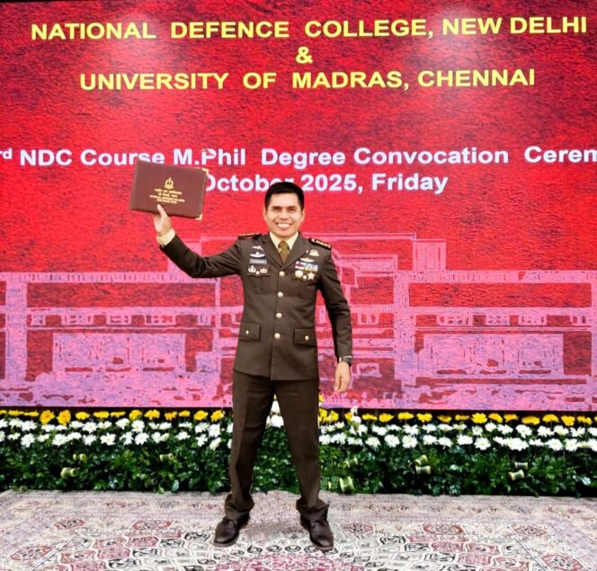 
					Kolonel Infanteri Polsan Situmorang setelah resmi meraih gelar Master of Philosophy (M.Phil) New Delhi, India, Jumat (10/10/2025)