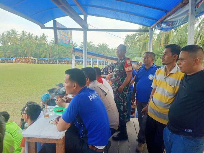 
					Babinsa Koramil 03/SB Serma Hasan Basri bersama Bhabinkamtibmas Bripka M. Nawi Ritonga turun langsung melakukan pengamanan, Kamis (16/10/2025)