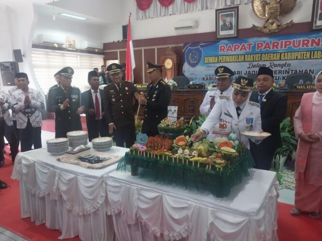 
					Kodim 0209/Labuhanbatu turut menghadiri rapat paripurna DPRD yang digelar di ruang rapat utama DPRD Kabupaten Labuhanbatu, Jumat (17/10/2025)