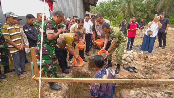 
					Dandim memimpin langsung peletakan batu pertama pembangunan Koperasi Desa/Kelurahan Merah Putih di Desa Tebing Linggahara, Jumat (17/10/2025)