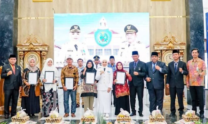 
					Bupati Labuhanbatu dr. Hj. Maya Hasmita, Sp.OG., M.K.M., menyerahkan tali asih berupa paket sembako kepada panti asuhan se-Kecamatan Rantau Utara dan Rantau Selatan, Jumat (17/10/2025)