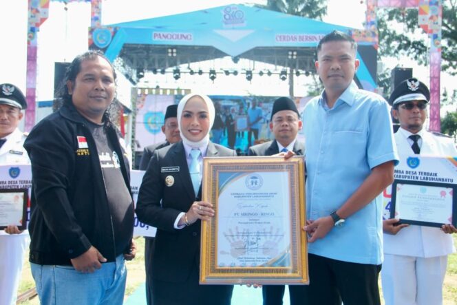 
					Bupati Labuhanbatu, dr. Hj. Maya Hasmita, Sp.OG., M.K.M.,  dan Wendi Bachry, S.H., perwakilan Humas PT Siringo-Ringo saat menerima penghargaan dari Ketua LPA Labuhanbatu Muhammad Azhar Harahap, S.T.