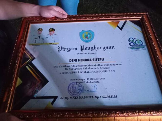 
					Piagam Penghargaan kepada Deni Hendra Sitepu sebagai Tokoh Peduli Sosial dan Kemanusiaan, Minggu (19/10/2025)