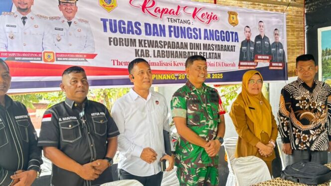 
					Danramil 11/KP Mayor Inf Hendra Gunawan menghadiri Rapat Kerja Forum Kewaspadaan Dini Masyarakat (FKDM) Kabupaten Labuhanbatu Selatan, Senin (20/10/2025)