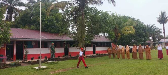 
					Babinsa Koramil 01/Aek Kanopan Serka Ediman Sipangkar, tampil sebagai pembina upacara bendera di sekolah tersebut, Senin (21/10/2025)