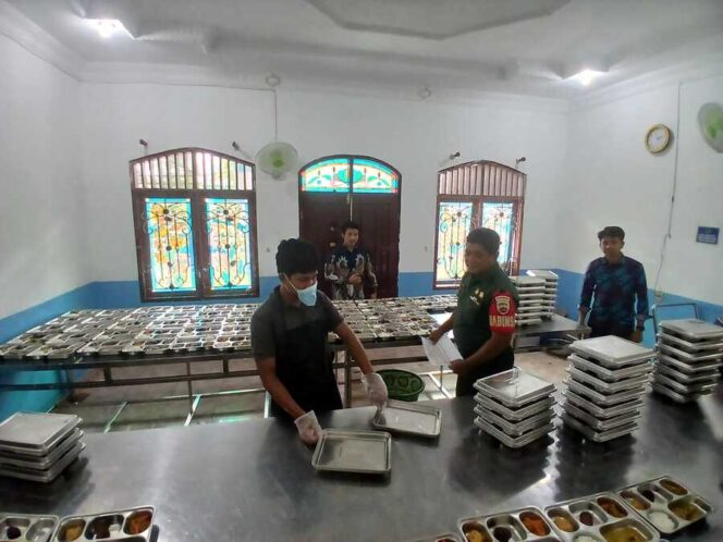 
					Babinsa Koramil 08/RP Serka Dody Arief, turun langsung melakukan peninjauan dapur produksi milik Yayasan Darul Billah Asanah di Jalan Manunggal Amd, Rabu (22/10/2025)