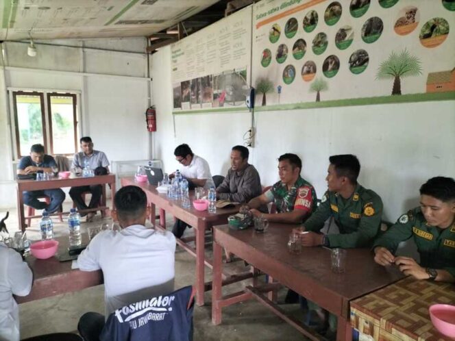 
					Babinsa Koramil 03/SB Serda Juster Sitohang menghadiri Rapat Koordinasi Brigade Pangan (BP) yang digelar di Desa Sei Pegantungan, Rabu (22/10/2025)