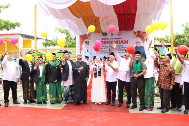 
					Peresmian pesantren ditandai dengan penandatanganan prasasti dan pelepasan balon ke udara, Rabu (22/10/2025)