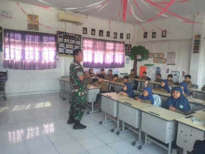 
					Peltu Tihto dan Serka Kunarto Ardi, menggelar kegiatan Wawasan Kebangsaan (Wasbang), Kamis (23/10/2025)