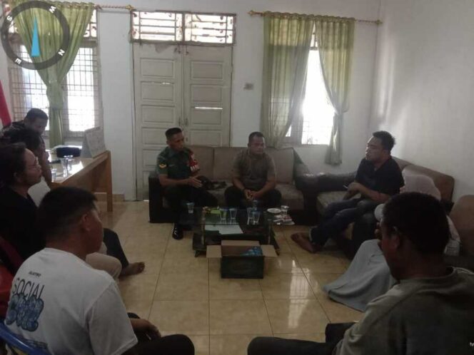 
					Kegiatan mediasi berlangsung di Kantor Desa Siamporik dan dihadiri oleh Kepala Desa Syafii Siagian, Babinsa Sertu M. Sirait, serta warga yang berselisih, Jumat (24/10/2025)