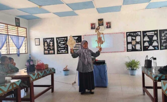 
					Tampak guru tersebut memanfaatkan wayang sebagai media pembelajaran, Kamis (30/10/2025)