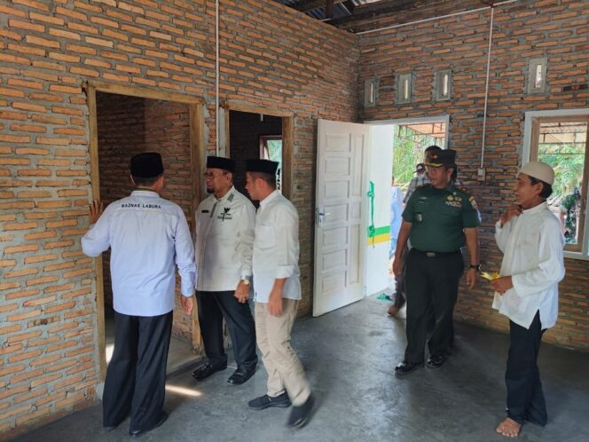 
					Danramil 06/MB Kodim 0209/LB Mayor Inf Kurniawan Edi Saputra, Ketua Baznas Sumut Dr. H. Mohammad Hatta, Wakil Bupati Labura Dr. H. Samsul Tanjung, S.T., M.H., serta unsur Forkopimca Marbau saat melihat kondisi Rumah Layak Huni, Rabu (28/10/2025)