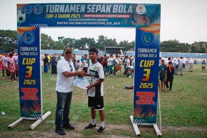 
					Kasdim Mayor Inf S.H. Tanjung mewakili Dandim 0209/LB menghadiri penutupan Turnamen Sepak Bola SMA Piala Yayasan Universitas Labuhanbatu, Kamis (30/10/2025)