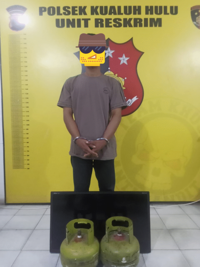 
					Terduga pelaku Rezki alias Riski (28) beserta barang bukti, Kamis (16/10/2025)