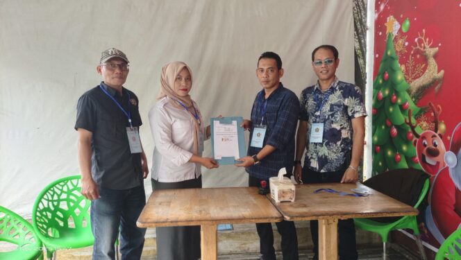 
					Erni Manja Hasibuan, S.E., M.M (Baju Putih) saat memberikan berkas pendaftaran kepada Panitia Penjaringan calon Ketua PWI Kabupaten Labuhanbatu, Rabu (26/11/2025)