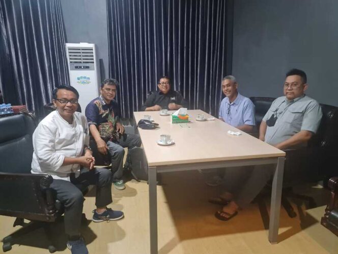 
					Pertemuan Aliansi Jurnalis Independen (AJI) dan Serikat Media Siber Indonesia (SMSI) di Sekretariat SMSI, Jalan Veteran II No. 7C, Jakarta Pusat, Kamis (30/10/2025)