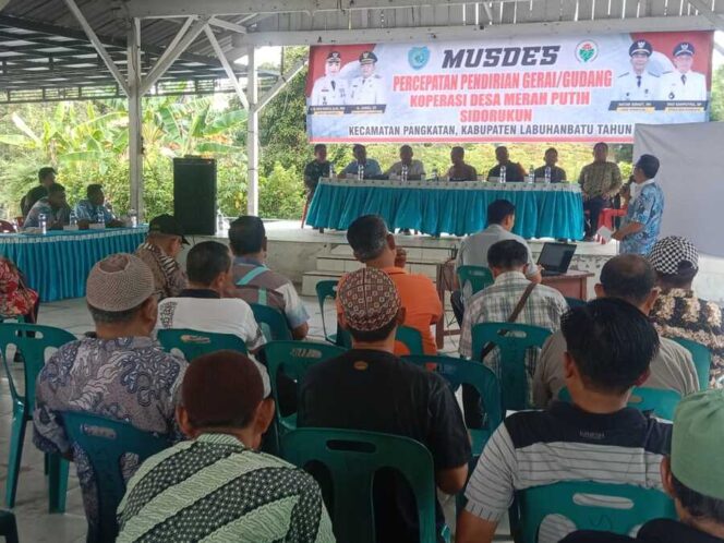 
					Musyawarah Desa (MusDes) Percepatan Pendirian Gerai atau Gudang Koperasi Desa Merah Putih di Balai Desa Sidorukun, Kecamatan Pangkatan, Kabupaten Labuhanbatu, Sabtu (01/11/2025)