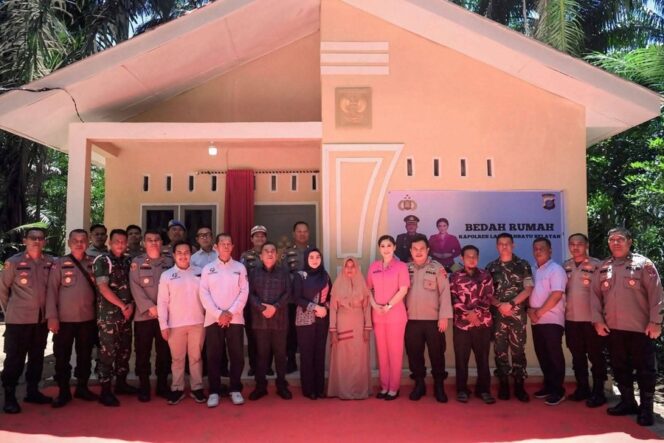
					Bedah Rumah di Labusel dihadiri oleh Danramil 11/KP Kodim 0209/LB, Mayor Inf Hendra Gunawan, bersama jajaran Forkopimda Labuhanbatu Selatan, di antaranya Wakil Bupati Labuhanbatu Selatan Syahdian Purba Siboro, S.H., serta Kapolres Labuhanbatu Selatan AKBP Aditya Sembiring Muham, Sabtu (01/11/2025)