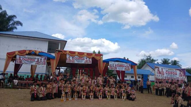 
					Penutupan COPDA I turut hadir dalam acara tersebut melalui perwakilan Babinsa Sertu Dedy Harahap, mewakili Danramil Kapten Inf Mahyuddin Siregar, S.H., Minggu (02/11/2025)