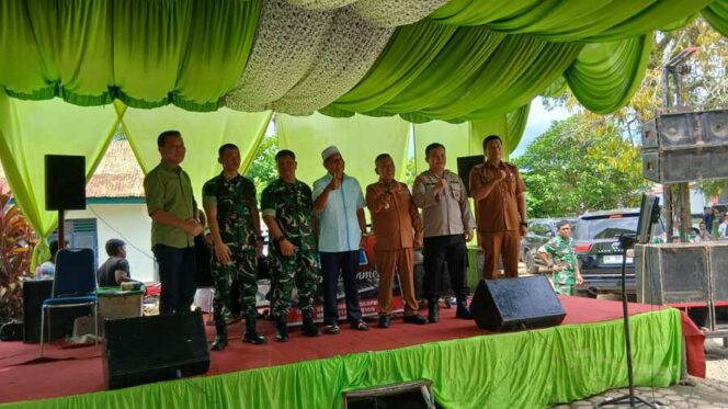 
					Sesi foto, dan ramah tamah yang menggambarkan kuatnya kebersamaan antara aparat, pejabat, dan masyarakat Sungai Kanan, Selasa (04/11/2025)
