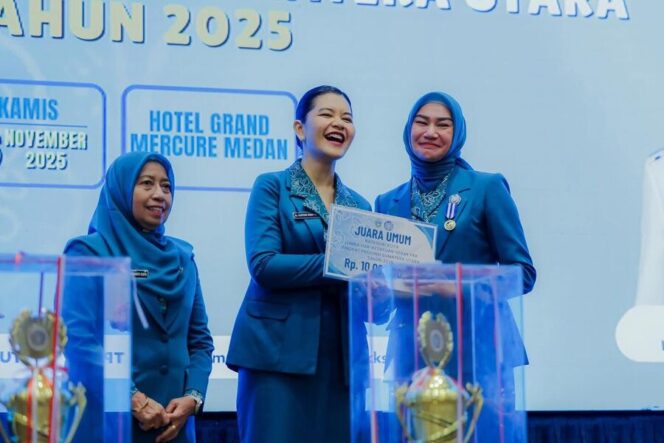 
					, Ketua TP-PKK Sumatera Utara, Kahiyang Ayu (Tengah) saat memberikan penghargaan