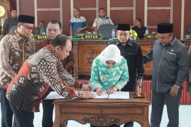 
					Bupati Labuhanbatu dr. Hj. Maya Hasmita bersama pimpinan DPRD Labuhanbatu resmi menandatangani nota kesepakatan Kebijakan Umum Anggaran (KUA) dan Prioritas serta Plafon Anggaran Sementara (PPAS) APBD 