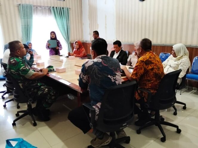 
					Batih Turud Koramil 11/KP Peltu Risma Effendi Siregar menghadiri rapat pemetaan aset, lahan, dan bangunan Koperasi Daerah Koperasi Merah Putih (KDKMP) Tahun 2025
