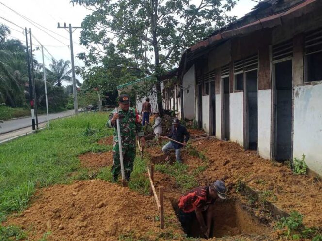 
					Babinsa Koramil 13/Aek Nabara (AN) Kodim 0209/LB Serma Freddy Sitorus melakukan pengawasan terhadap penggalian tapak gajah pembangunan Koperasi Merah Putih (KMP) di Desa Gunung Selamat, Senin (10/11/2025)