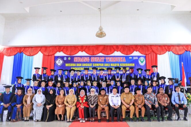 
					38 mahasiswi ITKes Ika Bina resmi dikukuhkan sebagai Ahli Madya Kebidanan pada wisuda angkatan XVII, Selasa (11/11/2025)