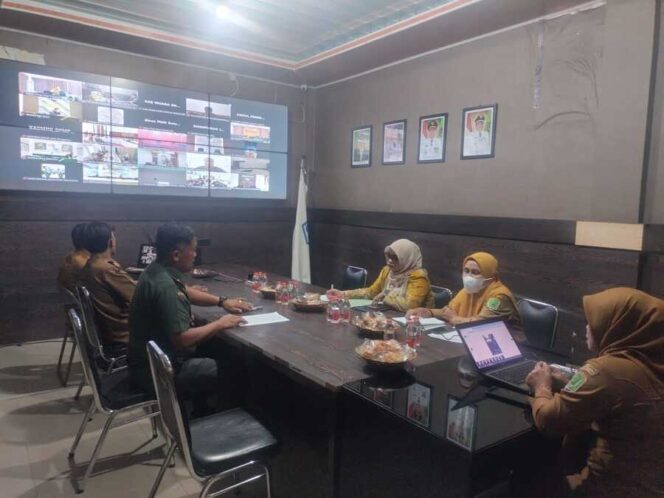 
					Danramil 01/Aek Kanopan (AK) Mayor Inf Parlindungan Sinaga, S.H mengikuti zoom meeting bersama Dinas Perdagangan, Koperasi, dan UMKM Kabupaten Labuhanbatu Utara di Aula Kantor Kominfo, Selasa (11/11/2025)