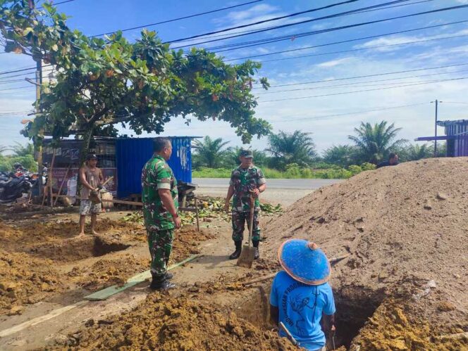 
					Danramil 08/Rantau Prapat (RP) Kapten Inf Jendakami Sembiring bersama Babinsa Peltu Suwanto turun langsung meninjau percepatan pembangunan Koperasi Merah Putih (KMP) di Desa Kampung Baru, Jumat (14/11/2025)