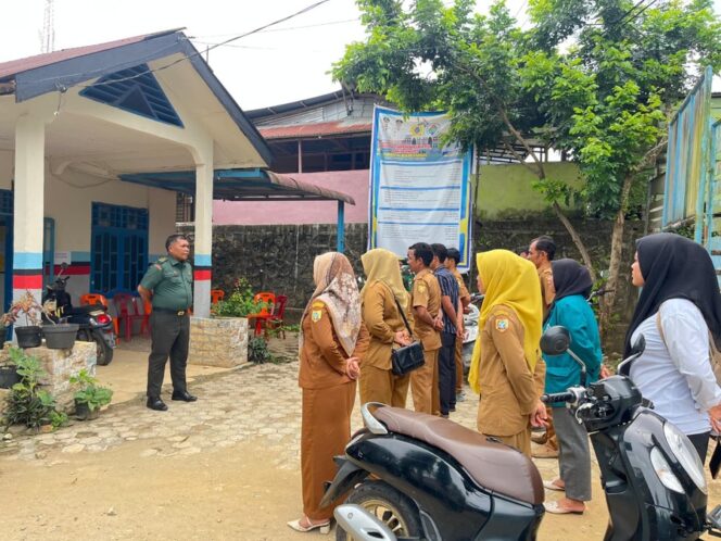 
					Pelda Alfian Marzuki Siregar, Batituud Koramil 12/LP, hadir bersama seorang anggota untuk mengikuti Apel Pagi bersama Pj Kepala Desa dan perangkat desa setempat, Jumat (14/11/2025)