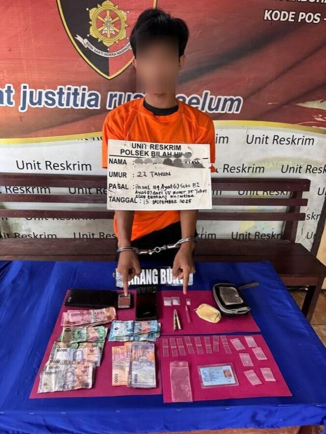 
					Terduga seorang pria berinisial RY berusia 22 tahun, beserta barang bukti yang berhasil diamankan, Kamis (13/11/2025)